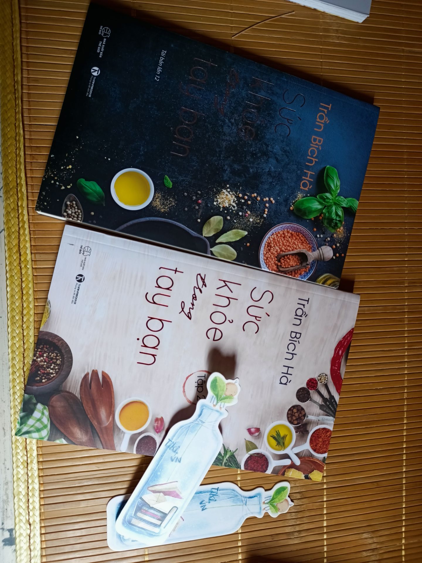 Combo được tặng 2 bookmarks rất xinh. Mình đã đọc qua nội dung Review và quyết định mua sách. Kiến thức về ăn uống, dinh dưỡng với bệnh tật trên mạng có nhiều. Mình cũng xem nhiều nhưng mua sách đọc được hệ thống và đầy đủ hơn. Combo được tặng 2 bookmarks rất xinh. Mình đã đọc qua nội dung Review và quyết định mua sách. Kiến thức về ăn uống, dinh dưỡng với bệnh tật trên mạng có nhiều. Mình cũng xem nhiều nhưng mua sách đọc được hệ thống và đầy đủ hơn.