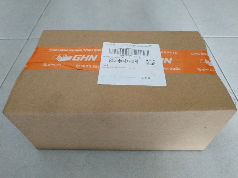 Thời chỉ thị 16+ mà vẫn giao hàng nhanh. Đóng gói cẩn thận. Có một hũ bị chảy hết mắm ra thùng, chỉ còn cà (hũ bên trái hình 1), nhưng không sao, tôi có một hũ đã ăn gần hết, sẽ lấy mắm trong đó cho qua đây. Về chất lượng thì khỏi phải nói thêm, cà pháo mắm nêm Ngọc Liên là tuyệt hảo!