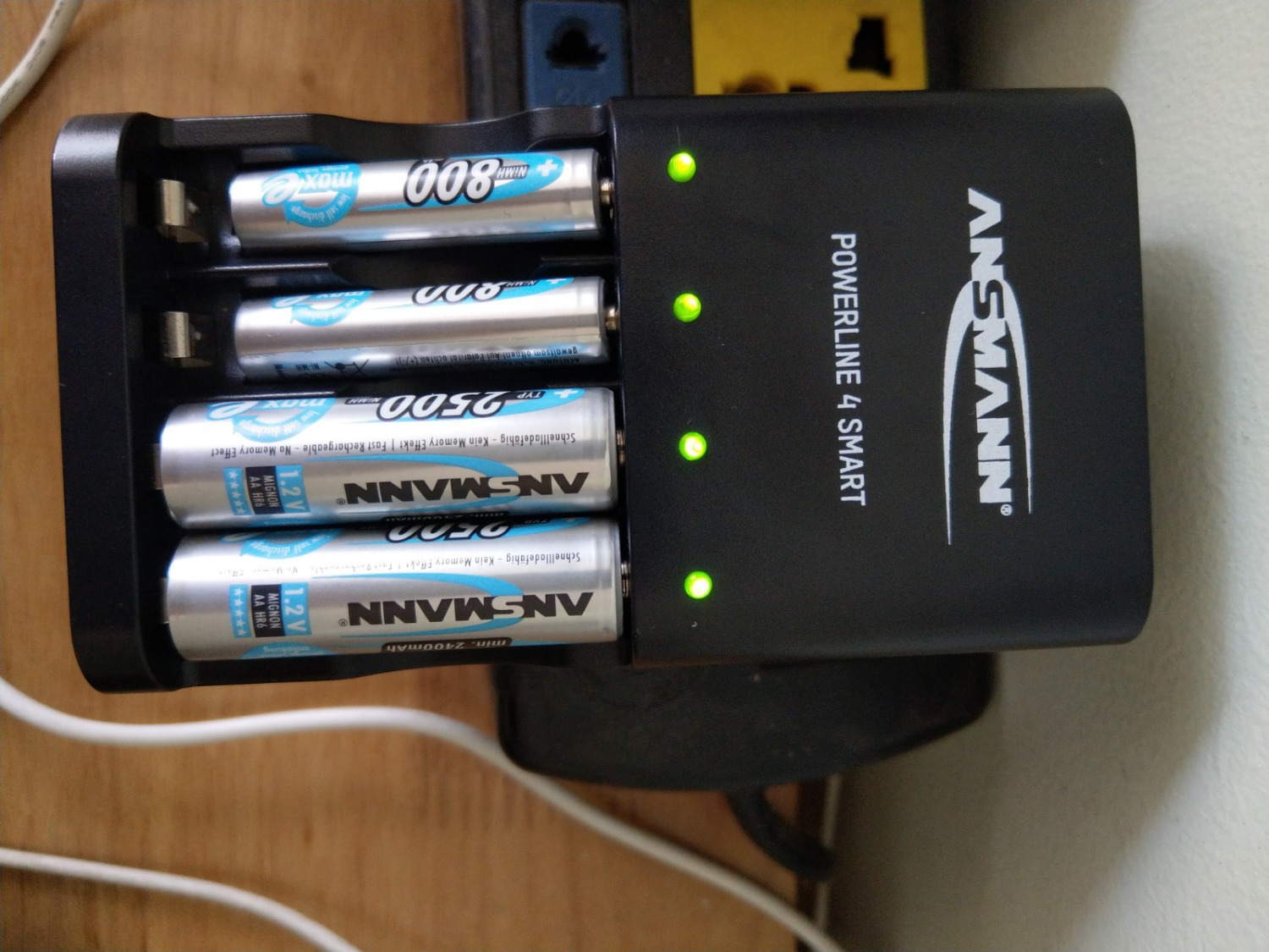 Đến hiện tại vẫn rất ổn, đóng gói cẩn thận, pin và sạc đểu tốt, mình mua thêm cả pin AA cùng hãng để dùng cho các đồ dùng khác.