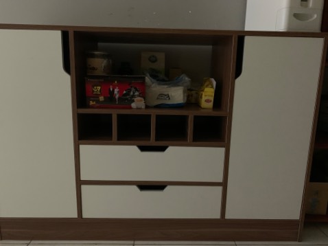 Nhân viên lắp ráp nhiệt tình. Tủ như hình