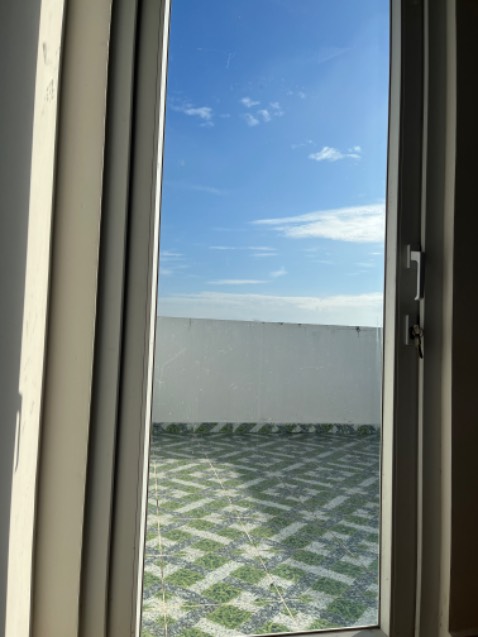 Giá rẻ hơn so vs trang khác. Nhưng công nhận khó gián hehe. Mặt trên ủi cũng nhẹ chứ lủng lỗ, xước như chơi. Shop tư vấn okie. Đỡ chói sáng hẳn