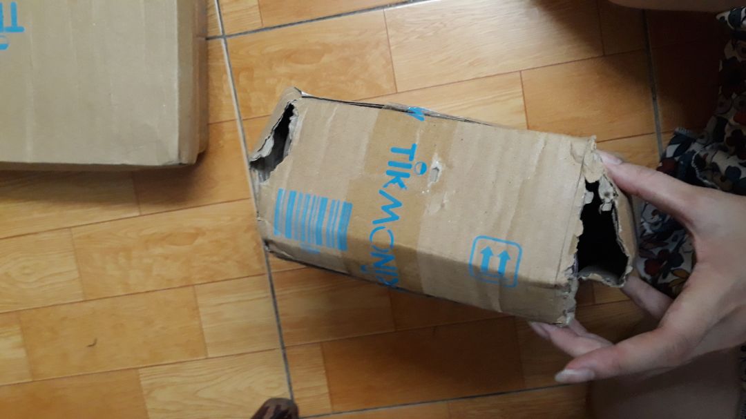 "Truyện đẹp, chất lượng tốt." Nói vậy thôi chứ thực chất hàng nhận rất thảm họa, cũ bẩn, móp mép móp gáy, đổi hết cả hơi vẫn xấu. Thêm nữa hipper quăng bon tay quá nên hàng đến tay khá thảm họa :) Do đó mình chỉ mua khi sale rẻ mạt thôi