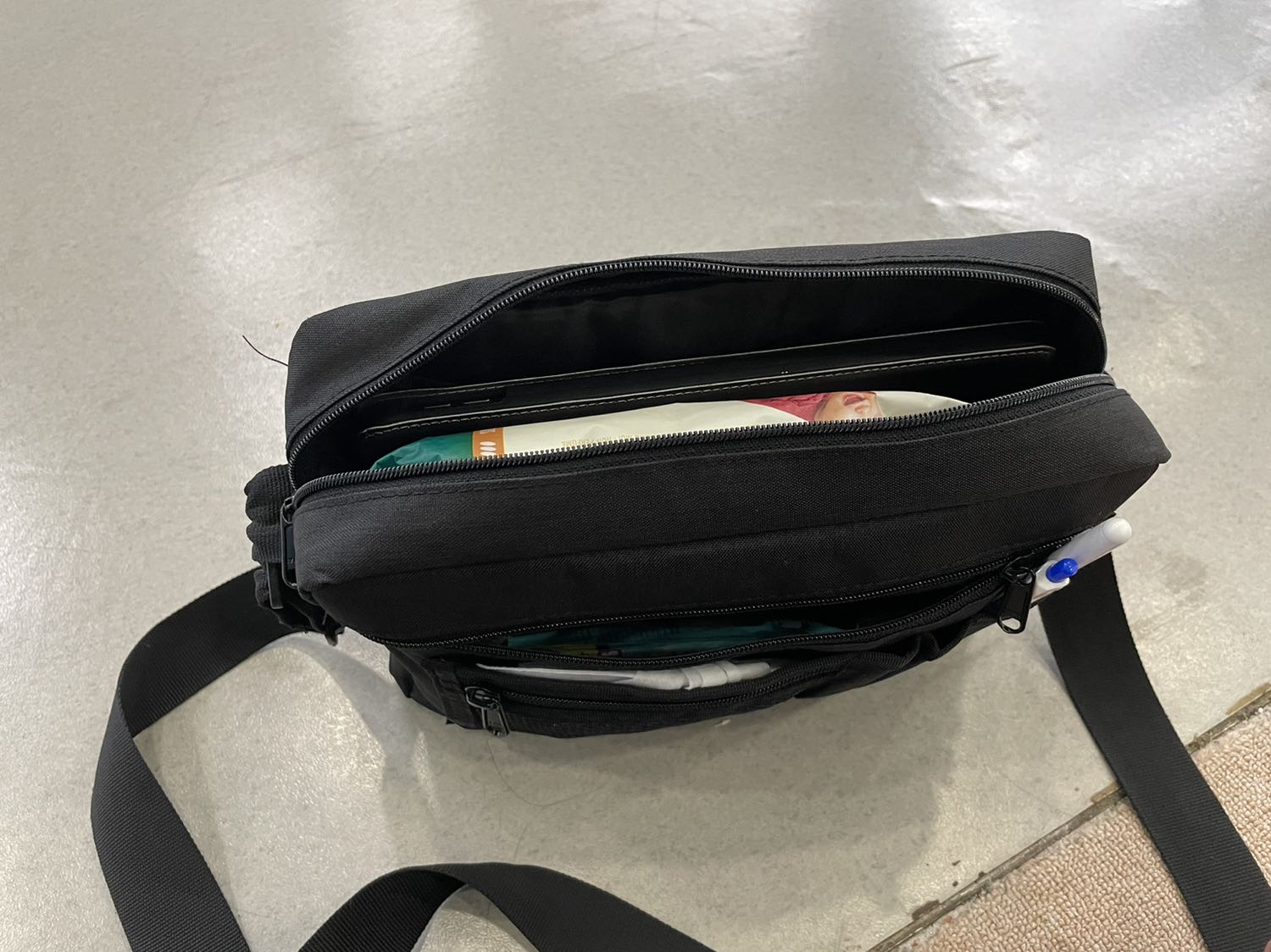 Túi vuông vắn & chắc chắn, chứa được nhiều đồ. Túi vuông vắn & chắc chắn, chứa được nhiều đồ.