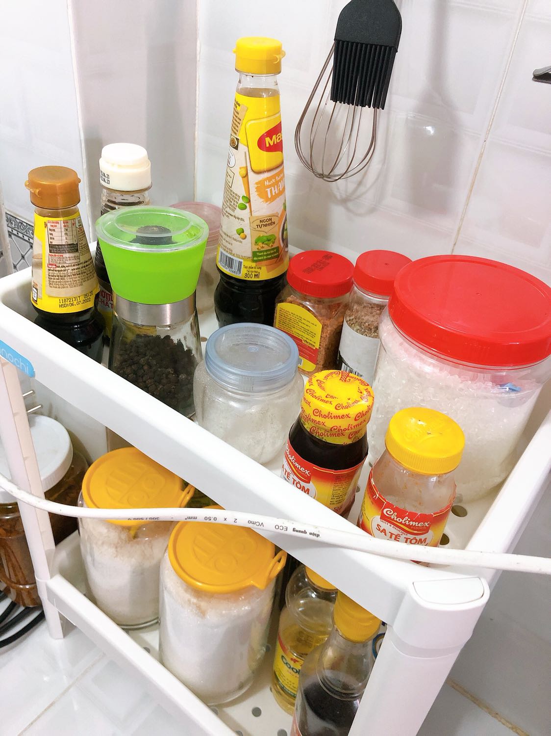 Sản phẩm chất lượng, inbox nhờ shop chọn cho kệ màu trắng xinh lắm. Để trong nhà tắm hay làm kệ đựng gia vị cũng xinh nữa. Kệ chắc chắn, dễ lắp ghép ko cần xem hướng dẫn. 
Để vừa các loại gia vị cơ bản.