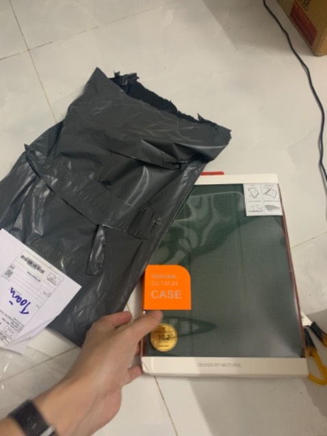 đóng gói cũng ok nhận hàng không bị móp gãy, nắp nam châm hít chặt giúp mở đóng máy