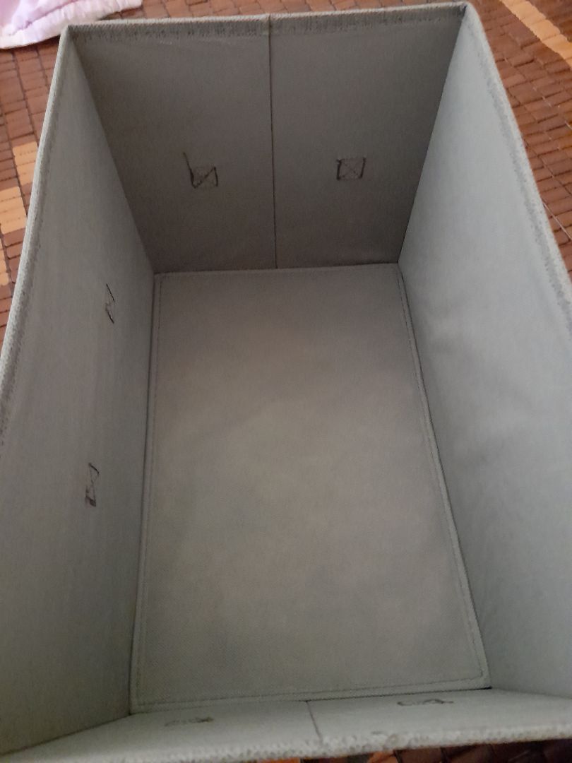 ok đã nhận được hàng, hàng giao khá nhanh, được bọc cẩn thận, không có vấn đề vận chuyển, chỉ có là mép trái của nắp hơi nhăn nhìn hơi khó chịu nhưng cũng không ảnh hưởng nhiều, điểm trừ duy nhất là nắp dễ tuột xuống bên trong nhưng vì còn để đồ bên trong và được cất trong tủ nên không vấn đề. Mình vẫn đánh giá năm sao, chất lượng vải rất đẹp, thiết kế chắc chắn, nên mua :)