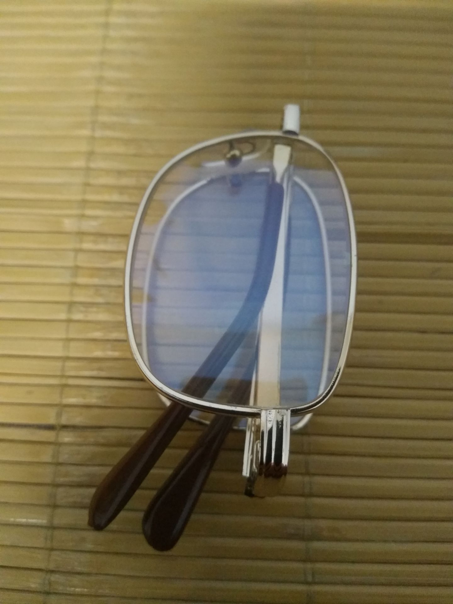 Giao hàng đúng hạn. Khung, gọng mạ trơn, nhẵn, các khớp tương đối trơn tru. Mắt kính hơi nhỏ so với hình giới thiệu.