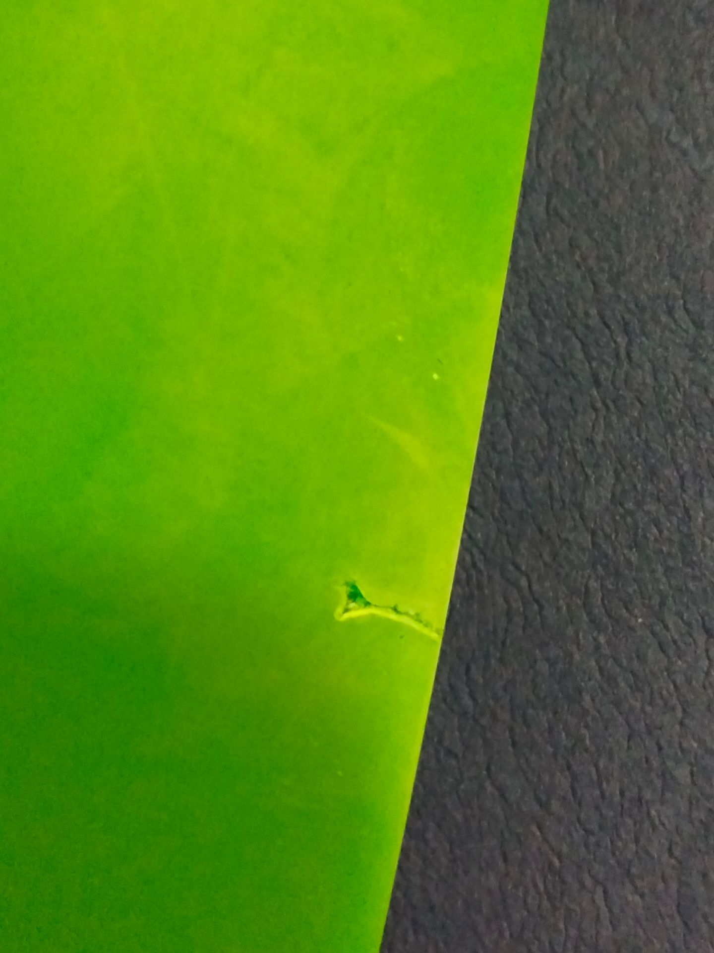 Giao hàng đúng thời gian.
Sản phẩm giao đúng mẫu. Hơi có mùi nhẹ.

Lúc mới nhận thì mình chỉ xem bên ngoài thấy ổn. Hôn nay mang ra tập thấy mặt trong dây có nhiều viết trầy, nhiều chỗ màu sắc loang lổ.

Dây trơn hoàn toàn, không in tên thương hiệu hay độ nặng dây. 
Các bạn mua hàng lưu ý Chu Vi dây là 2m nhé.