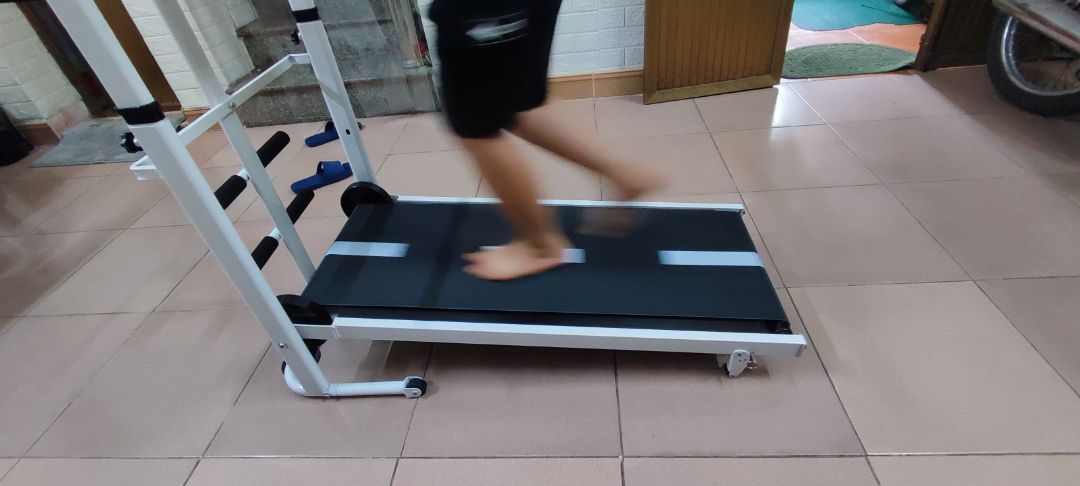 Ban đầu chưa quen nên hơi trượt, tập 1 lúc quen là ổn ngay, trẻ em tập cũng rất ok nha. Máy có báo thời gian, khoảng cách...để theo dõi quá trình tập. Máy cơ nên tập 1 chút đã mệt và toát hết mồ hôi rồi. Gập được lại nên để góc nhà gọn gàng, máy có bánh xe di chuyển dễ dàng, có hỗ trợ gập bụng xoay eo. Tuy nhiên phần tay cầm hơi ọp ẹp tý. Nhìn chung hài lòng so với giá tiền :)