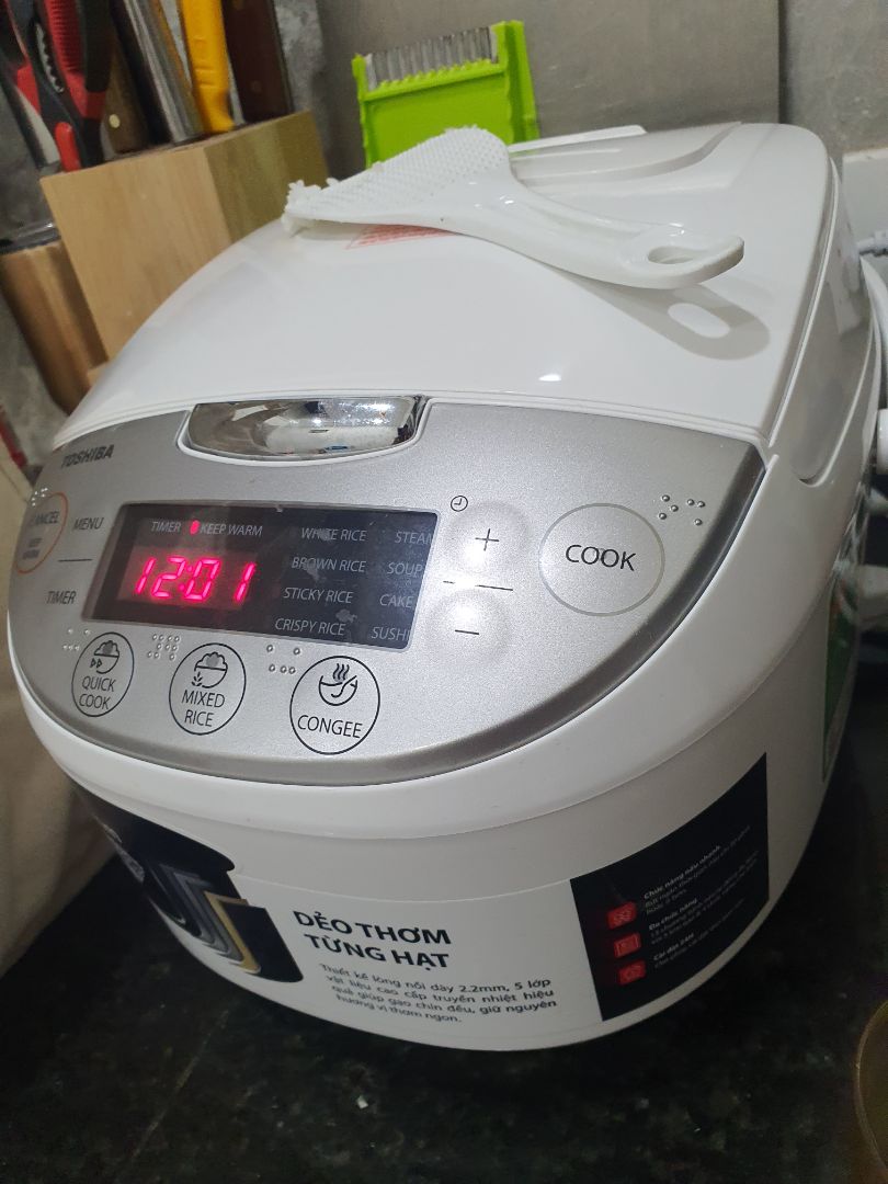 Nồi đẹp, nhìn hiện đại, nấu cơm ngon, hâm cơm thì bị khô quá tạo cháy, kiểu quá nhiệt ấy. Khó để lâu được, trong khi các nồi cũ giá rẻ hơn nhiều không bị vấn đề này