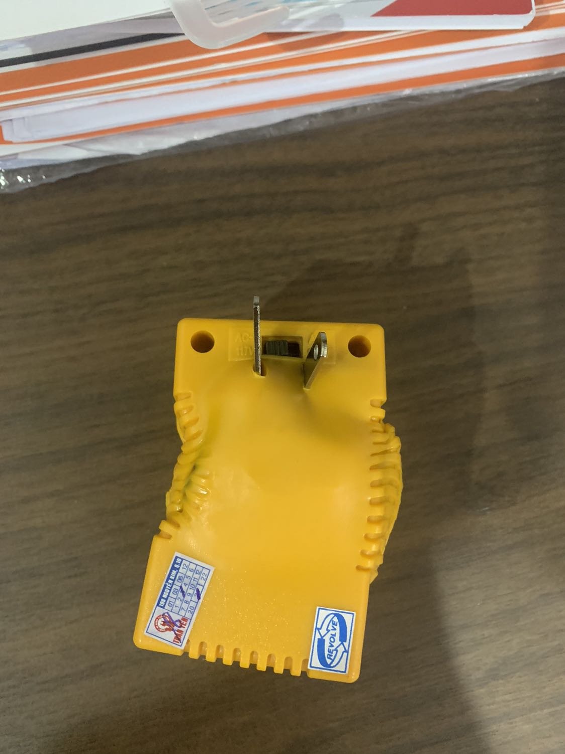 Sản phẩm lúc cắm vào ổ điện thì phát ra tiếng nổ lớn, làm nhảy CB điện trong nhà. Bộ đổi nguồn mới mua bị biến dạng. May mắn là không ảnh hưởng đến tính mạng người trong nhà. Đề nghị TKi làm việc với nhà cung cấp để hoàn tiền và đền bù thiệt hại cho tôi.