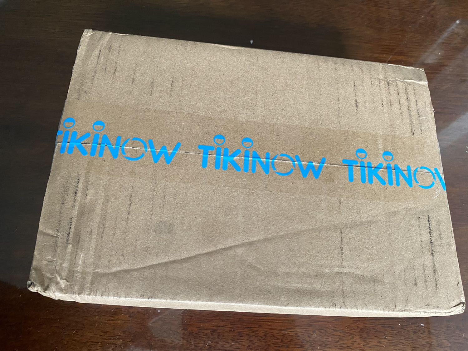 Giao hàng rất nhanh luôn, 10pm t2 đặt là 5pm t3 giao rồi. Sách mới nguyên không bị lỗi, mình may mắn là mua sách Tiki chưa gặp trường hợp sách bị dơ hay lỗi lần nào. Bao giờ đặt sách cũng băn khoăn là có nên mua gói bookcare hay không, muốn giữ sách bền lâu sạch đẹp nhưng vô đọc review toàn bảo bao bọc bị bung, trừ số lượng từa lưa trong khi ko có bao sách, hiu hiu