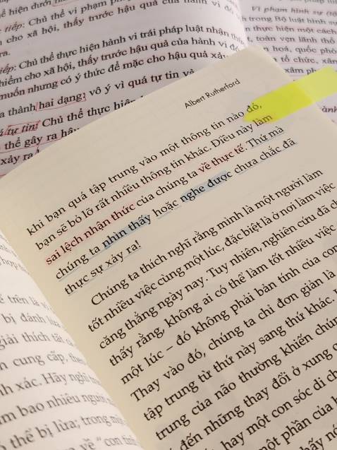 vừa nhận, đọc khoảng 50 trang thì sai chính tả(ảnh cuối)
nội dung cũng ổn, đọc xong hết mới đánh giá khác quan, 7/10