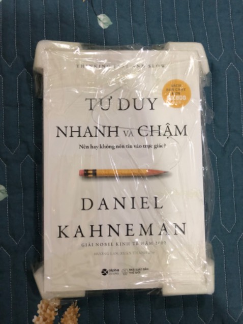 Sách được bọc rất cẩn thận luôn, giao hàng nhanh, bìa đẹp, chất lượng giấy và in ấn tốt. Về nội dung tuy mới chỉ đọc phần đầu nhưng nhìn chung có bố cục rõ ràng, nếu chỉ đọc lướt thì sẽ thấy khá khó hiểu nhưng nếu tập trung và đọc chậm rãi thì sẽ thấy sách viết rất hay.