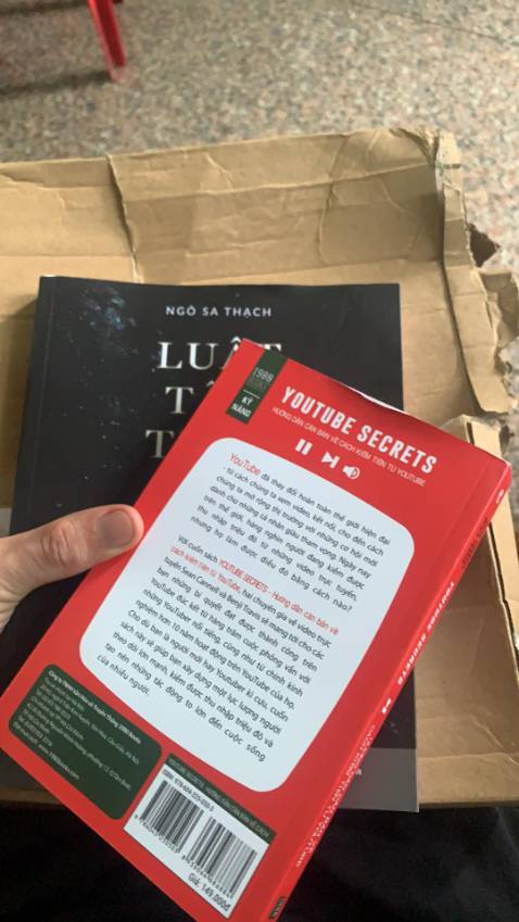 Sách bị hư bìa, trông rất giống sách cũ.
Không biết TIki Tradingsẽ xử lý đối với lỗi sản phẩm này như thế nào.
Lần trước mua 2 cuốn của Trading cũng bị y vậ:
1) "Nghĩ giàu làm giàu" thì gáy đóng không chặt nên bị bung hết giấy ra.
2) "Đứa con gái hoang đàng" thì sách sai lỗi chính tả và cách dòng, hệt như sách lậu. Mọi người cần cân nhắc khi lựa chọn và xem xét kĩ các sách trên khi kiểm tra hàng.