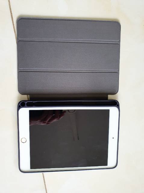 Vừa vặn với ipad mini 4, khe để pencil hơi thừa, chất liệu nhựa tạm ổn