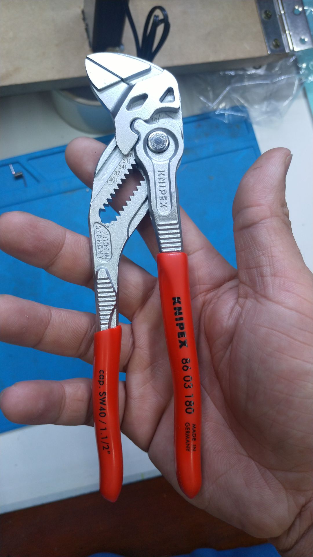 nhỏ gọn vừa tay, dễ cầm nắm, bỏ túi cũng gọn. so với 250 thì gọn hơn rất nhiều