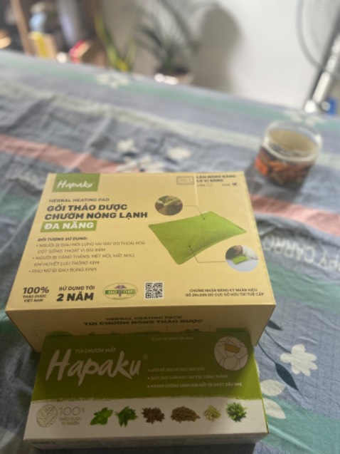 Mùi thơm của thảo mộc làm dễ chịu ghê, mình săn được giá sale nên rất là ổn luôn còn được tặng thêm chườm mắt nữa thích mê. Mọi người nên mua nha