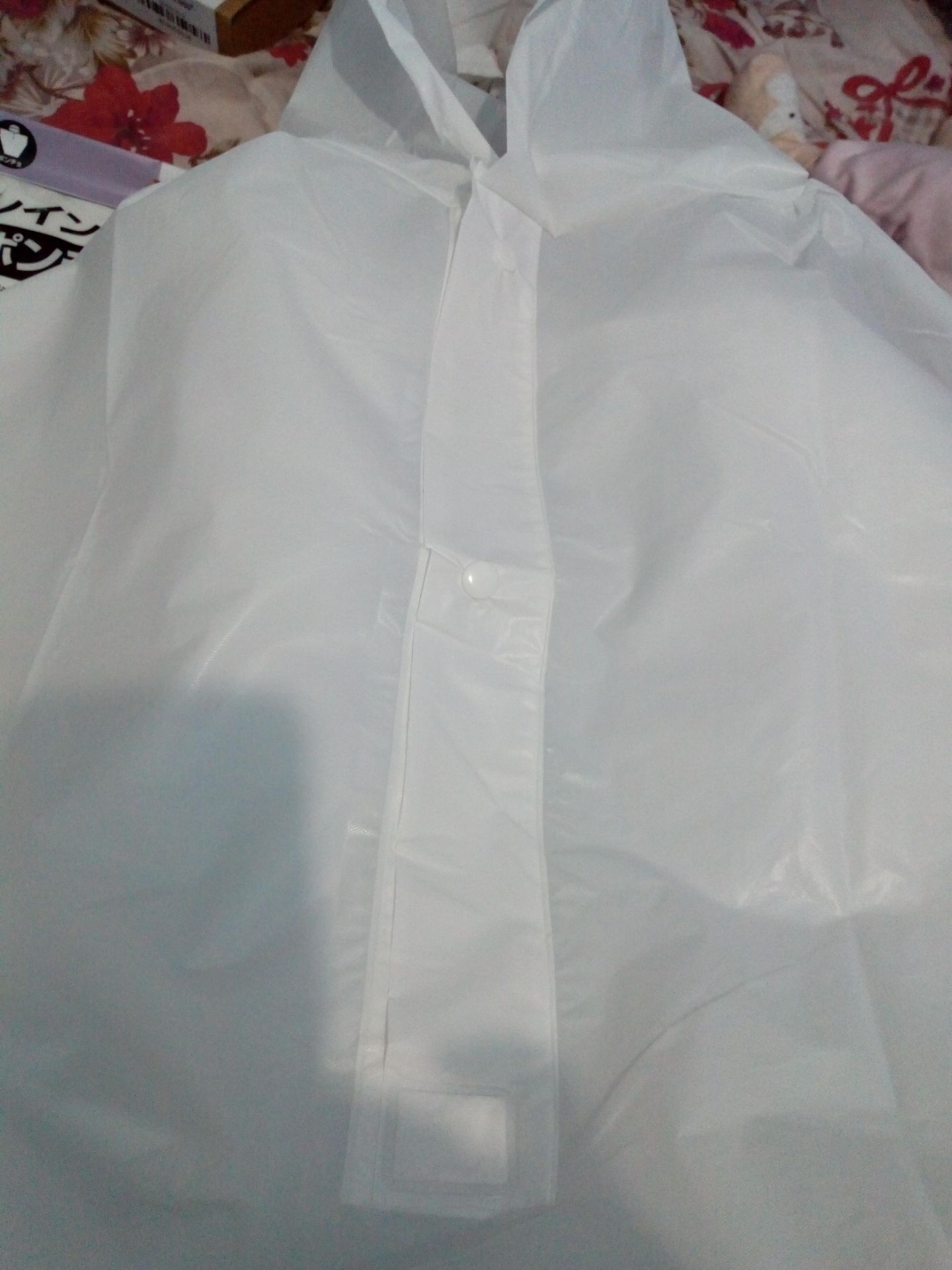 chất mỏng, mở ra mùi nhựa khó chịu quá, cúc thưa, mũ ko có dây buộc, lo rằng đi mưa có thể vẫn bị tạt ướt