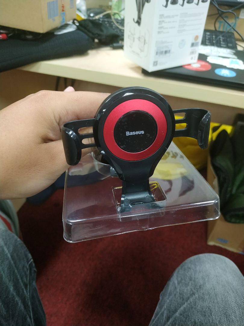 Đế hút chân không và có cả keo nên bám rất chắc. Đã sử dụng được 1 thời gian và chưa thấy có vấn đề gì.