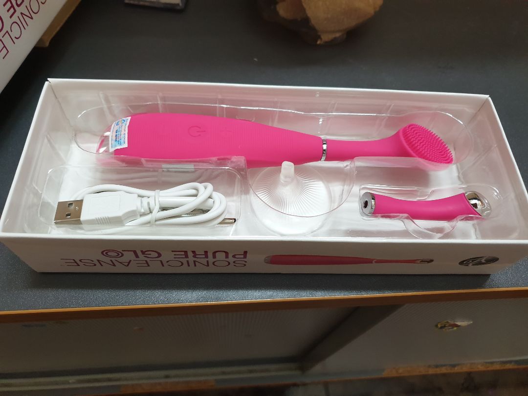 mua máy rửa mặt  làm quà tặng, đúng là tiki giao nhanh nhưng trời mưa,  ướt rách giấy gói, hộp carton thủng, khui hộp carton bên ngoài ra,  máy rửa mặt đựng trong hộp giấy, thậm chí ko có niêm phong hay màn co để chứng tỏ hàng còn mới, nhìn hộp giấy đựng máy cũ kỹ, vênh góc, bên trong hộp giấy là máy và phụ kiện, ko có hộp nhựa cũng ko có seal niêm phong. nhìn rẻ tiền. chưa xài thử máy nhưng quyết định ko muốn tặng bạn sản phẩm nhìn bề ngoài đã thấy ko có chất lượng, ko xứng tầm giá trên 1tr