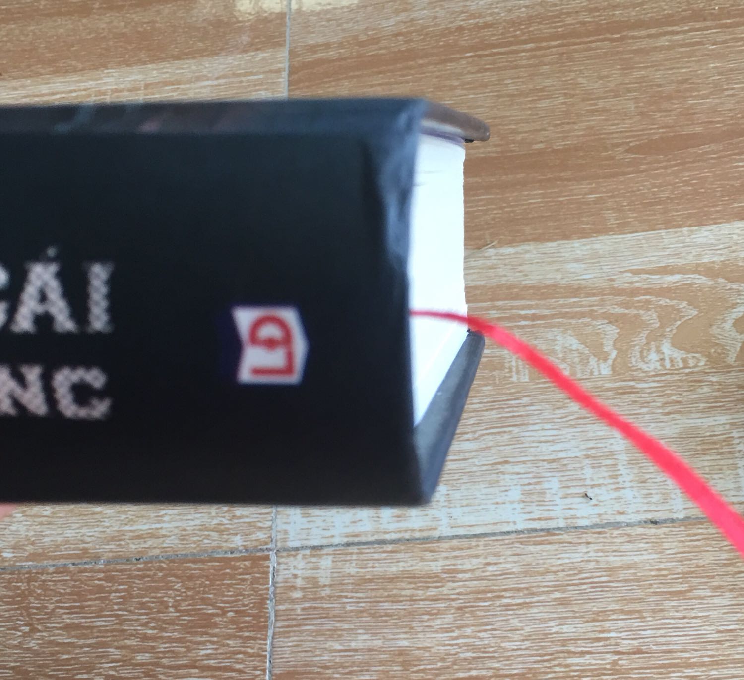 Giao hàng bên tiki nhanh khủng khiếp, mới đặt CN hôm qua mà sáng nay đã giao rồi.
Nhưng mìk k hài lòng ở đây là cách đóng gói, mở ra kiểu như hai quyến sách trơ trọi, k có bọc chống sốc gì cả. Không biết do vận chuyển hay sách bị sẵn mà góc sách bị hư hại, may mà k nhiều, đỡ hơn cuốn Hai số phận Còn phần ở giữa sách nên mong nhà xuất bản cẩn thận trong việc may hết chỉ để không bị hư gãy.