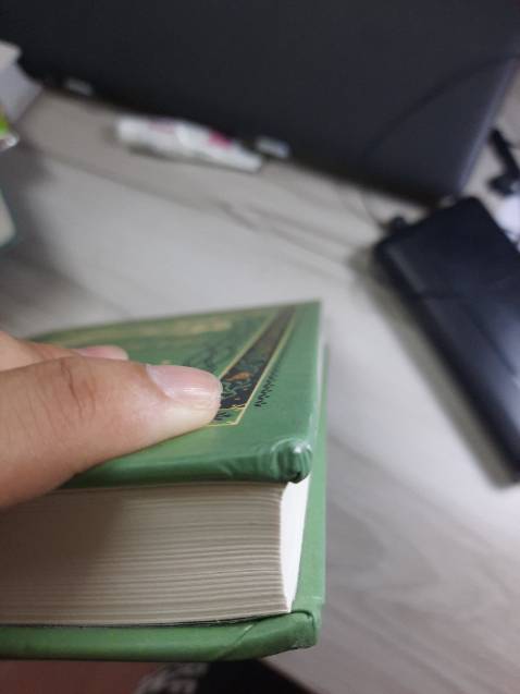 Đóng gói quá ẩu. Sách dập hết các góc.