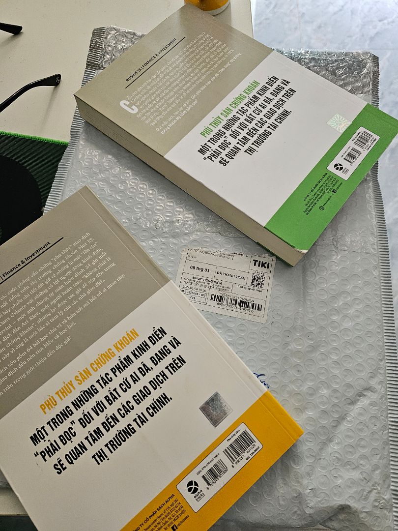 Đóng gói tệ. Đóng bằng bọc nilong, không cẩn thận. Móp sách. Bìa sách nhìn cũ, giống hàng tồn kho