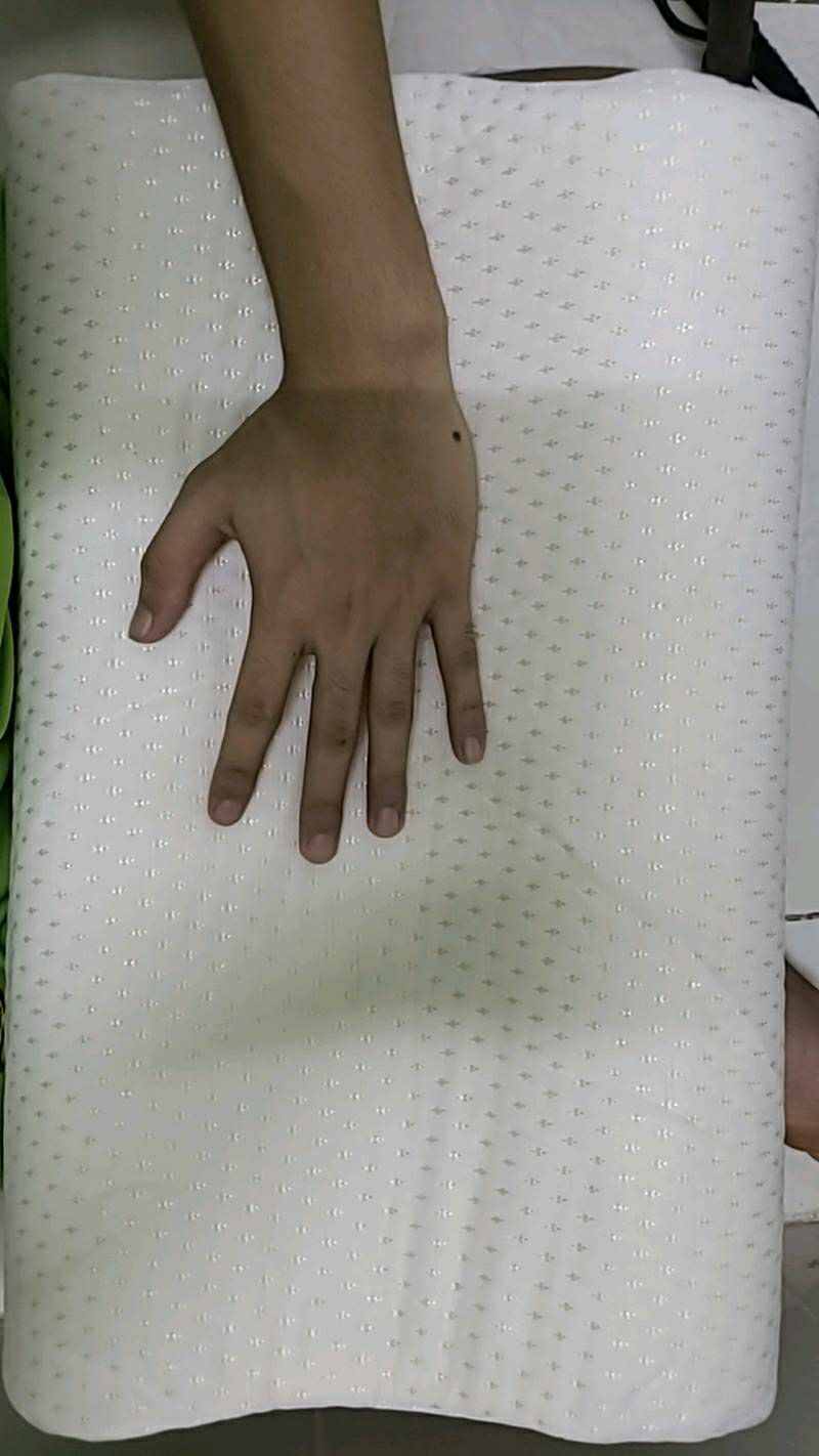 Giao hàng nhanh, shop phục vụ nhiệt tình,  gối đàn hồi tốt, năm cỹng đỡ đau gáy, nên mua nha mn,