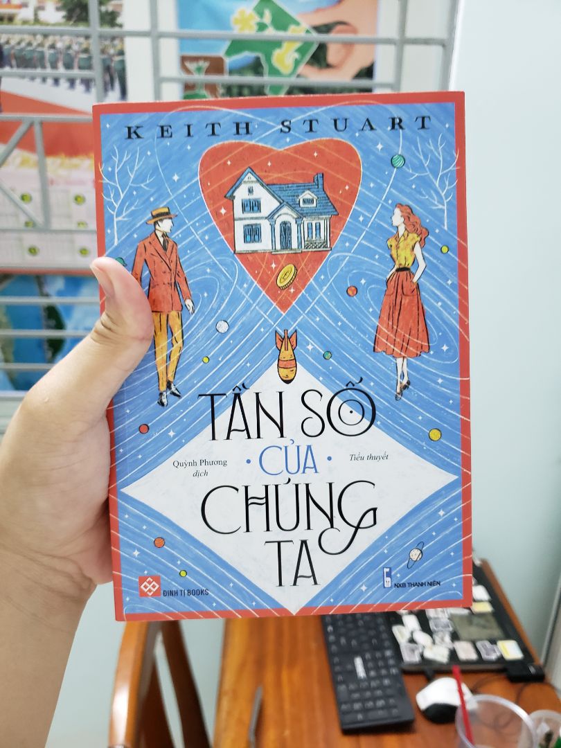 Bìa sách nhìn khá xinh xắn (đúng tông chủ đạo 2 màu mình thích nữa). Nội dung thì tuy chưa đọc hết nhưng mình nghĩ mình hợp với văn phong của tác giả. Sách nhận về chất lượng tốt.