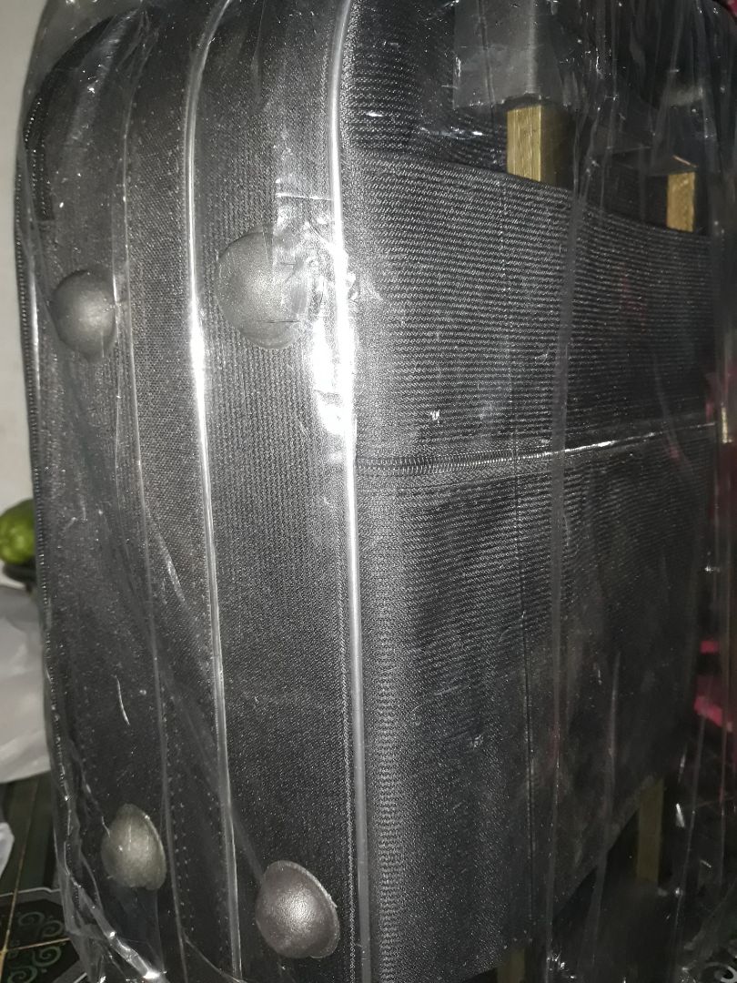 san pham gióng hình, nhìn khá chắc chắn, chất lượng thì phải dùng 1 tg mới review tiếp đc , mới đầu mình nghĩ nó sẽ nhỏ nhắn, nhưng nó lớn hơn so với những gì tưởng tượng vì 20inch. bự lắm ko biết có mang lên máy bay đ ko