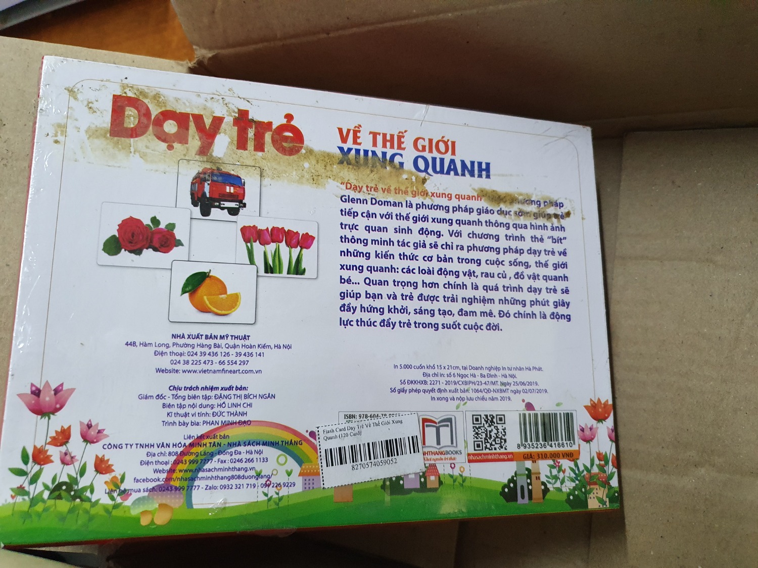 Hộp và nilong bọc ngoài quá bẩn. Mình nhận được mà hoảng quá luôn. Phải lau sạch mới dám mở ra. Bìa cũng khá cứng cáp. Tuy nhiên hình sản phẩm đăng bán là bản tiếng anh, còn sản phẩm mình nhận được là tiếng việt.