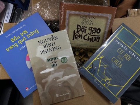 Sách gì đáng yêu chết đi được, người lớn đọc thì thấy healing mà mẹ nào có trẻ con cũng nên mua cho bé đọc nhe. Sách minh hoạ đẹp lắm mà giấy in rất xịn.
