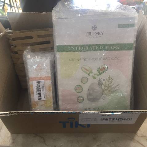 Chất kem thấm nhanh, thoa lên không bị nổi vân như các sản phẩm khác. Điểm trừ nho nhỏ trong lần mua hàng này là shipper giao hàng hơi chậm làm mình ngóng quá trời.