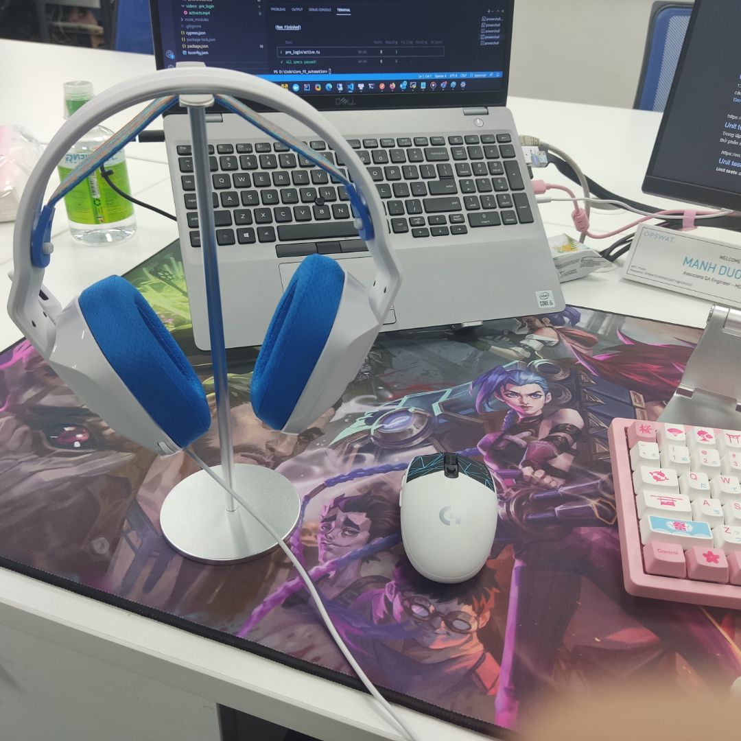 Tai nghe trắng, = nhựa nên không sợ bẩn lắm, đẹp, thiết kế đơn giản, nhẹ, hàng logi nên chắc là bền, giá cũng ok => ổn