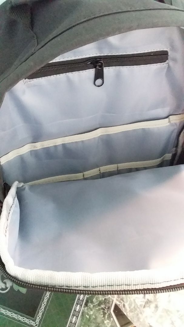 Balo được giao đúng như quảng cáo, với một ngăn chính lớn và các ngăn nhỏ để đựng các vật dụng nhỏ lẻ, ngoài ra còn có một ngăn kéo nhỏ ở mặt sau balo. Vải bền, đường may chắc chắn. Đặc biệt là lần này Tiki không giao hàng bằng hộp giấy nên tránh được tình trạng balo bị gấp ngang, chất lượng khá ổn.