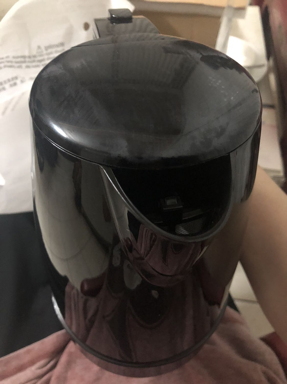 Mới khui hộp , chưa sử dụng , nhìn chung hàng còn nguyen vẹn, tiki đóng gói kỹ.  Điểm trừ ,là hàng có bụi mịn bám quanh ấm, tiki cần lưu ý vệ sinh máy cho khách nhé.
Tuy nhiên hay mua hàng tiki , thì tiki bảo hành và hỗ trợ sau bán hàng rất tốt, vi thế vẫn cho 5 sao.