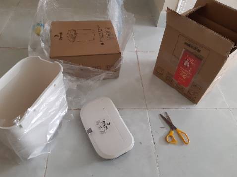 Tiki xem lại giúp. Trong hình ảnh sản phẩn đăng có tặng kèm 6 cái móc treo. Giá thành 199k. Việc mình chọn mua sản phẩm cũng để ý tới sản phẩm tặng kèm đó. Vì nếu chỉ mua thùng mình có thể mua đơn giá 175k. Nhưng khi giao hàng thì không có. Trong khi mình mua tận 2 cái. Tiền thì không bao nhiêu nhưng mình không vui vì shop treo đầu dê bán thịt ***. Xin cảm ơn.