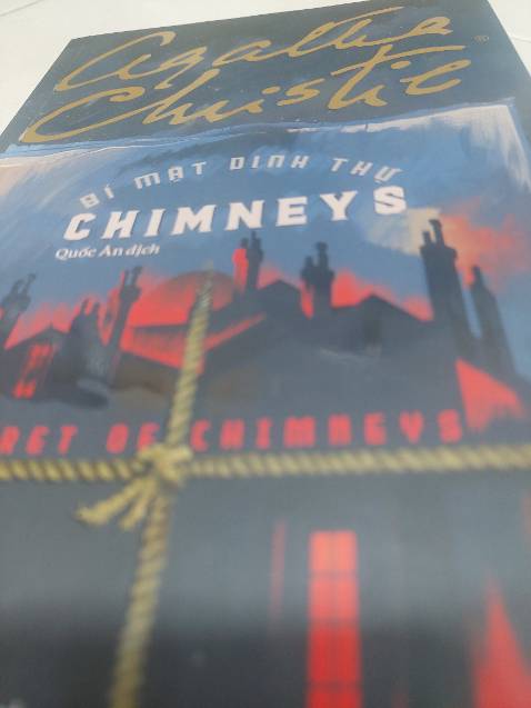 Không cần quí ông Hercule Poirot hài hước hay bà Marple hóm hỉnh, cách thức kể chuyện của  Agatha Christie đem đến cho người đọc không chỉ những bất ngờ thú vị mà cả những phút giây thư giãn.