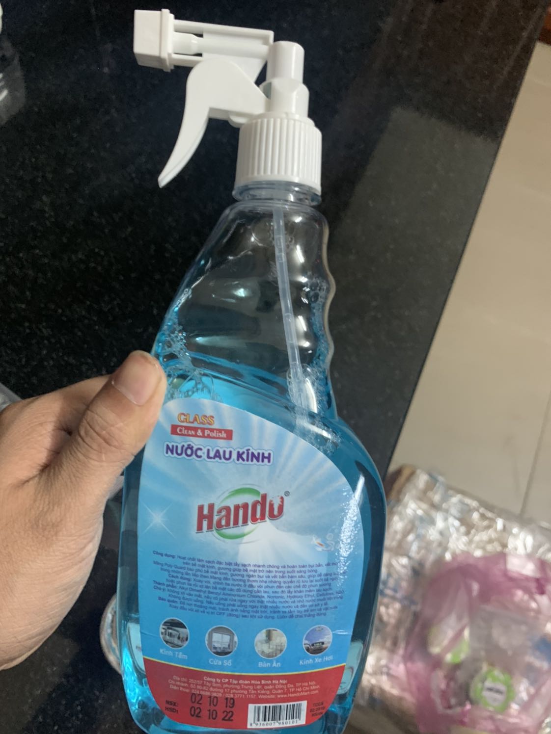 Lọai nước lau kính Handu lau kính không sạch mà bay mùi hôi nữa.