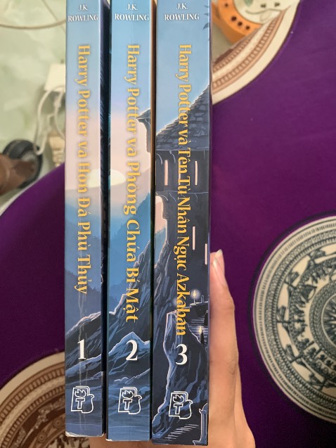 hình như cuốn harry potter tập 2 của mình in gáy bị lỗi