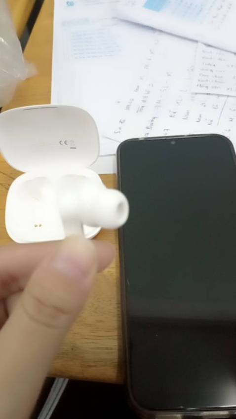 Giao hàng rất nhanh. Đóng gói chắc chắn. Màu sản phẩm đẹp. Âm thanh rât hay trong tầm giá. hàng mới nguyên seal