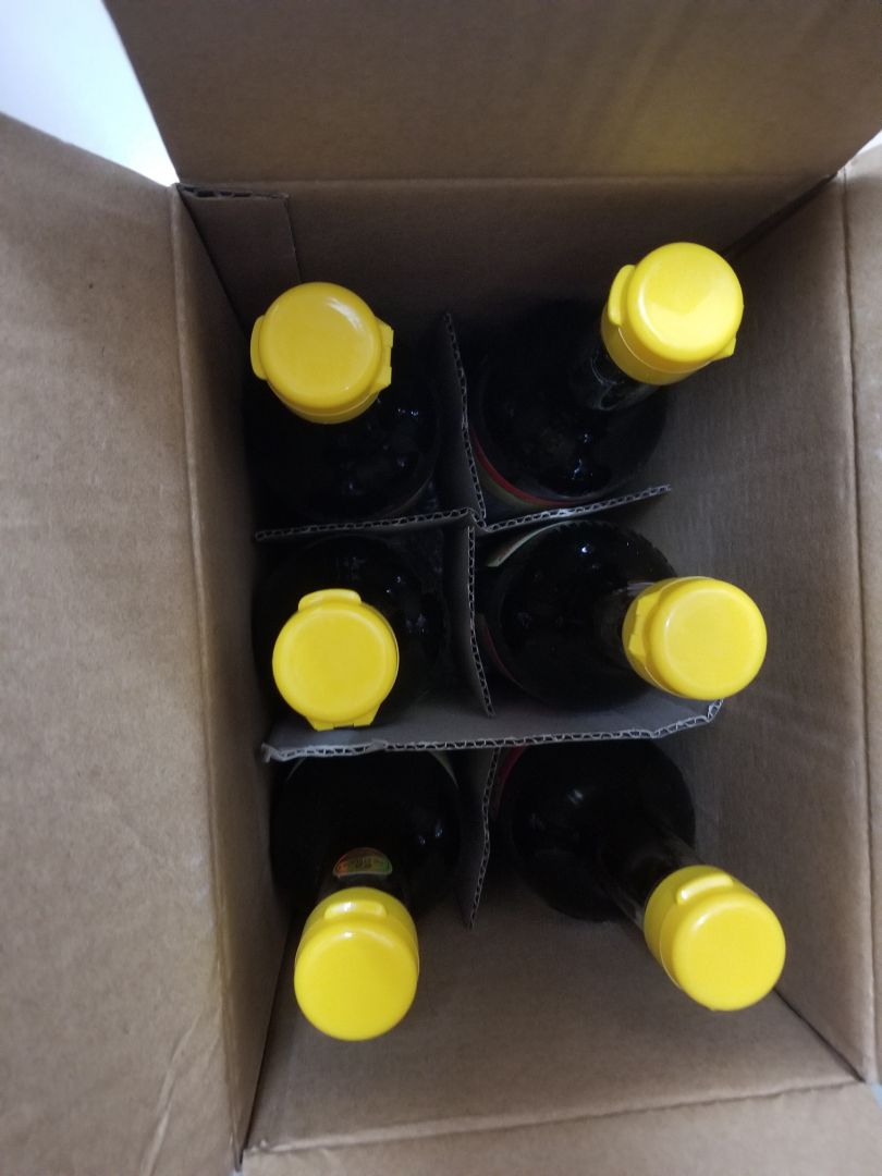 Hàng có bao bì hơi khác so với hình. Các chai bên trong không có màng co. Nút đậy khác  so với trước đây. Mong là sản phẩm vẫn đảm bảo chất lượng đúng với chỉ dẫn địa lý.
Chấm 4* cho tốc độ giao hàng, giảm * do không đúng hình ảnh.