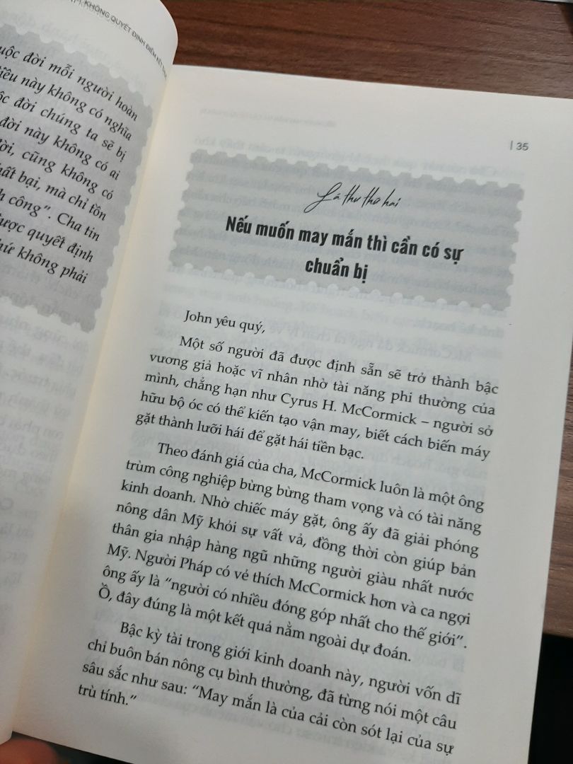 Sự thịnh vượng và giàu có của gia tộc Rockefeller bắt nguồn từ những lời khuyên mà Rockefeller để lại cho con cháu.

Thế hệ này qua thế hệ khác đã ngày đêm nghiên cứu, tiếp thu những lý luận ấy và đem ra thực hành, để truyền thống được lưu truyền, thế hệ này ưu tú hơn thế hệ sau.

Trong suốt cuộc đời mình, "Vua dầu mỏ" đã viết tổng cộng 38 lá thư để dặn dò con trai bằng những bài học trong kinh doanh, cuộc sống mà bản thân ông đã từng trải qua và tự mình chiêm nghiệm