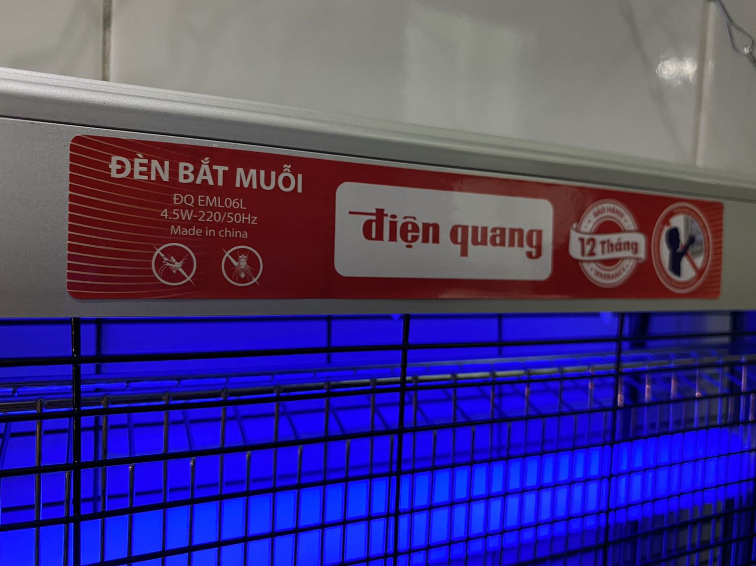 Đọc mấy rì-diu 1 sao của các bạn bảo mua về xài mà chả diệt được con muỗi nào mà hãi quá nhưng vẫn đắn đo đặt mua 02 cái để xài thử xem sao.

Kết quả cũng không đến nỗi nào: Nhận hàng buổi sáng, buổi trưa cắm thử và buổi chiều ghi nhận 1 đồng chí muỗi và 2 đồng chí ruồi giấm đã hy sinh.

Kết luận: Đèn có công suất 4.5W thôi, có thể diệt được muỗi và ruồi (quan trọng là vị trí để đèn), có thể kết hợp làm đèn ngủ.

Chỉ có một thắc mắc là Công ty Điện Quang là của Việt Nam 100% mình nhưng sao sản phẩm này lại sản xuất tại Trung Quốc (Made in China) là thế nào nhỉ?