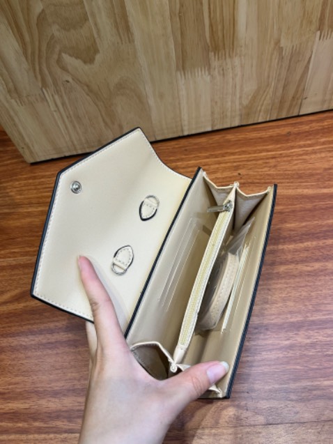 Ta nói mua con ví mà ưng gì đâu á vừa cầm vừa mang nhỏ gọn xinh xắn mấy bà nên mua cái đi nha tiện lắm nha mẫu đẹp shop giao hàng nhanh nữa