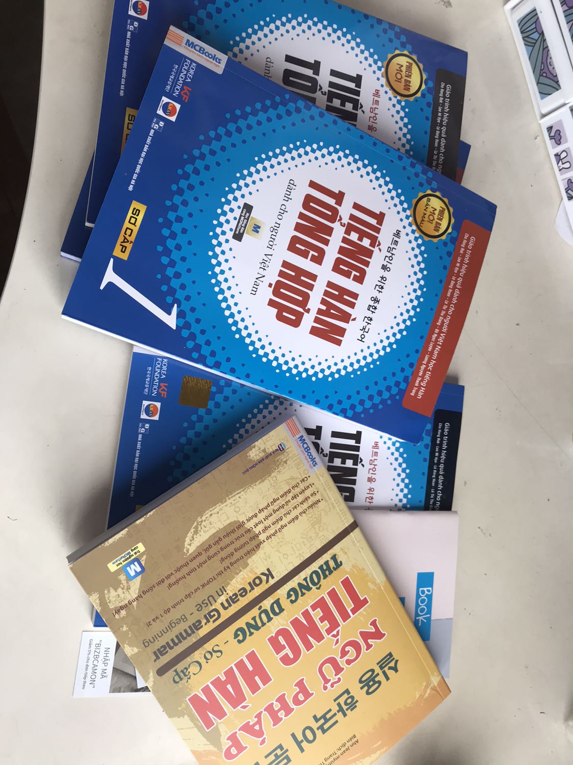 Ban đầu mình thấy rẻ nên cũng hơi rén, sợ sách fake, mình săn được combo với gia 389k (siêu hời 🥰🥰🥰) sách giao nhanh mà độ 3 ngày đến rùi, sách mới mà thơm lắm, thích lắm mng ạ, sẽ ủng hộ shop dài dàiiii quá hài lòng lun