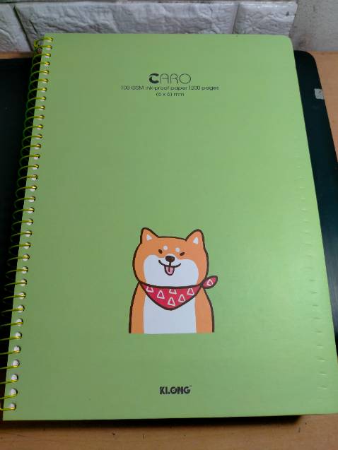 Vở siêu tốt, đẹp lắm, cứng cáp. Giấy cỡ A4 nên to lắm lun, rất thơm, khá dày. Vận chuyển, đóng gói siêu tốt, vở được bọc lại chắc chắn, thêm một lớp xốp chống sốc ngoài nữa nên không lo vở bị gì đâu nha, vở đến tay mới mới tinh, không bị dập méo gì cả. Nói chung là vô cùng hài lòng và sẽ ủng hộ shop dài dài ạ!