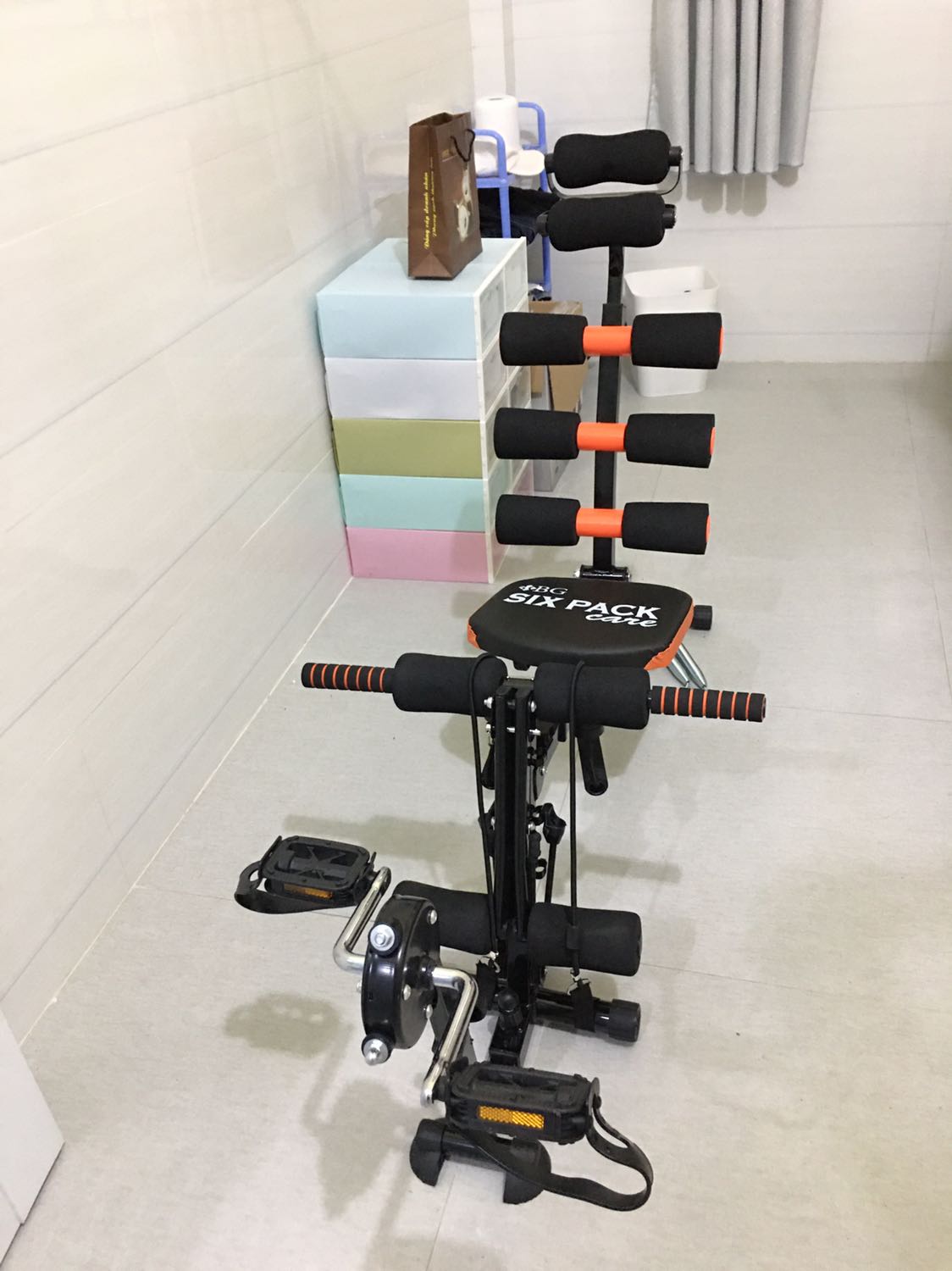 Mình sẽ đánh giá 2 vấn đề chính : Thứ nhất là giao hàng , Mình sẽ cho 5 sao vì giao hàng rất nhanh , bao bì đóng gói cẩn thận.  Thứ 2 là chất lượng sp mình sẽ cho 3 sao : Nhình chung sp mới về ngoại hình, khung sường sp chắc chắn, lap ráp khá dễ dàng . Về chất lượng sp thì tương đối ổn vs giá tiền nhưng có 2 điểm quá tệ đó là dây kéo khá nhẹ vs lực tay của mình kéo ko có cảm giác j hết tưởng kéo tay ko, phần đồ đạp thì đã gáp rất chắc nhưng khi đạp có cảm giác như sấp rớt cái đồ đạp ra do quá yếu!