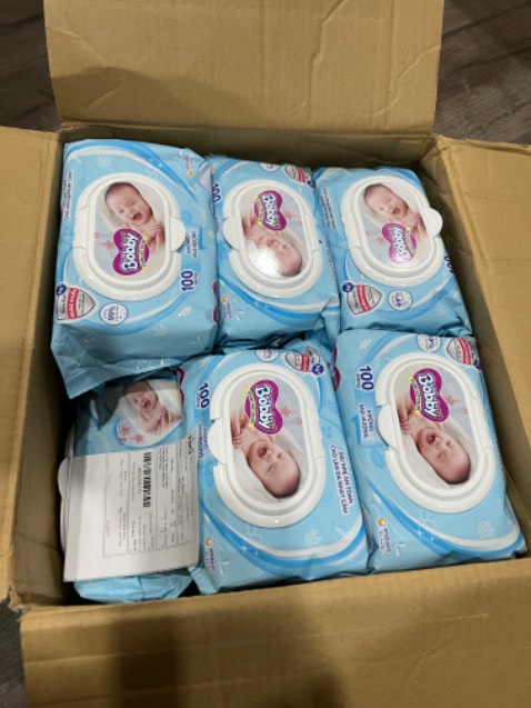 Mua 12 gói mà ko đóng bịch nguyên set như mấy lần trước mình mua, Đóng riêng từng gói lẻ nên trầy móp méo bao bì các góc, nắp nhựa bén hơn mẫu cũ, ko trơn mượt như mẫu cũ, bao bì mẫu mới nhìn dơ, như hàng cũ chắc do thay đổi bao bì nên ko đẹp bằng mẫu cũ. Khăn cũng ko mùi